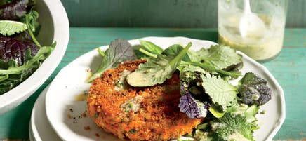 Galettes de saumon avec sauce à la moutarde de Dijon et aux fines herbes