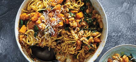 Spaghettis à la courge musquée, aux haricots blancs et au chou frisé