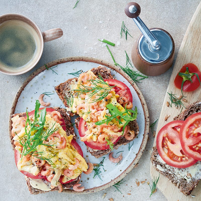 Foto van Brood met roerei en garnalen door WW