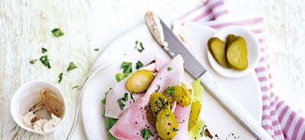 Hartige boterham met gekookte ham