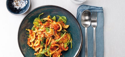 Eenpanspasta met tonijn, spinazie en tomaat