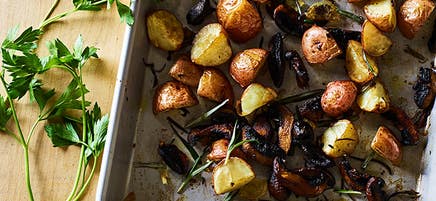 Petites pommes de terre rôties aux champignons et aux herbes
