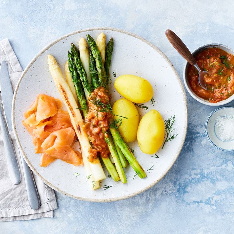 Spargel mit Tomatensauce