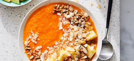 Bol de boisson fouettée aux carottes et à l’ananas