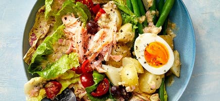 Salade niçoise au saumon avec vinaigrette au citron et aux câpres