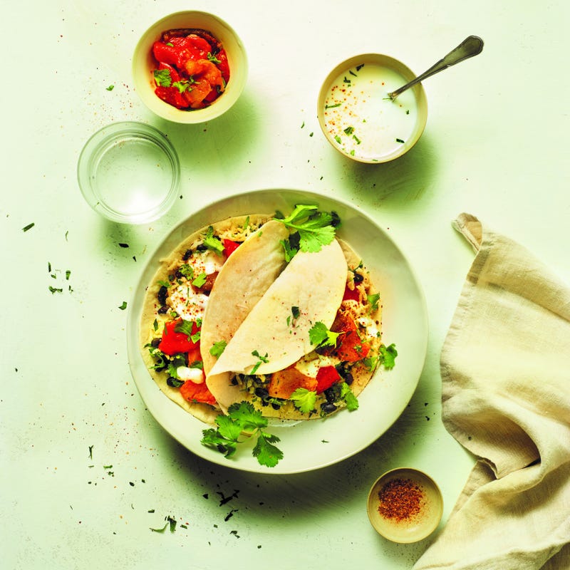 Burrito aux poivrons rouges avec haricots noirs, riz et sauce yaourt citron vert