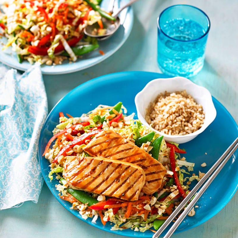 Photo de/du Tofu sauce barbecue avec salade de choux et noix de cajou par WW