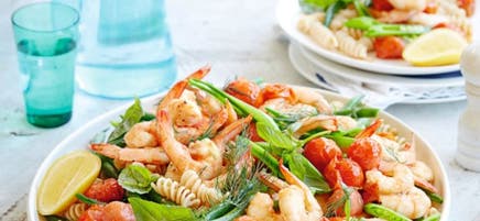 Salade de pâtes aux crevettes aux tomates et herbes