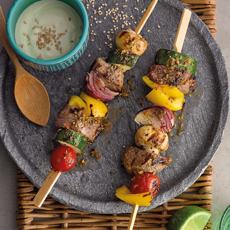 Bunte Grillspieße mit Aioli-Dip