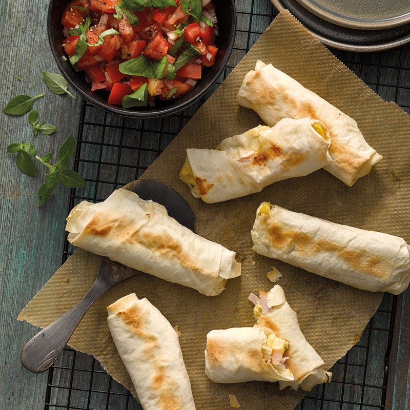 Rühreirollen mit Tomaten