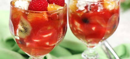 Zeinas libanesiska fruktcocktail med cottage cheese och nötter