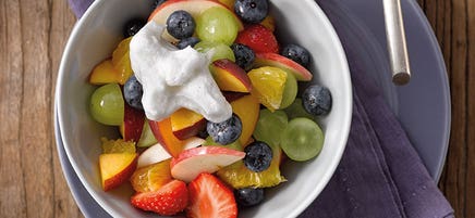 Obstsalat mit cremigem Milch-Topping