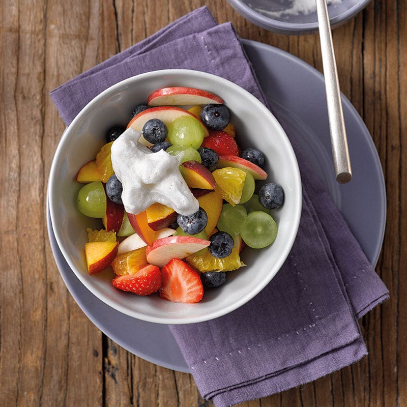 Obstsalat mit cremigem Milch-Topping