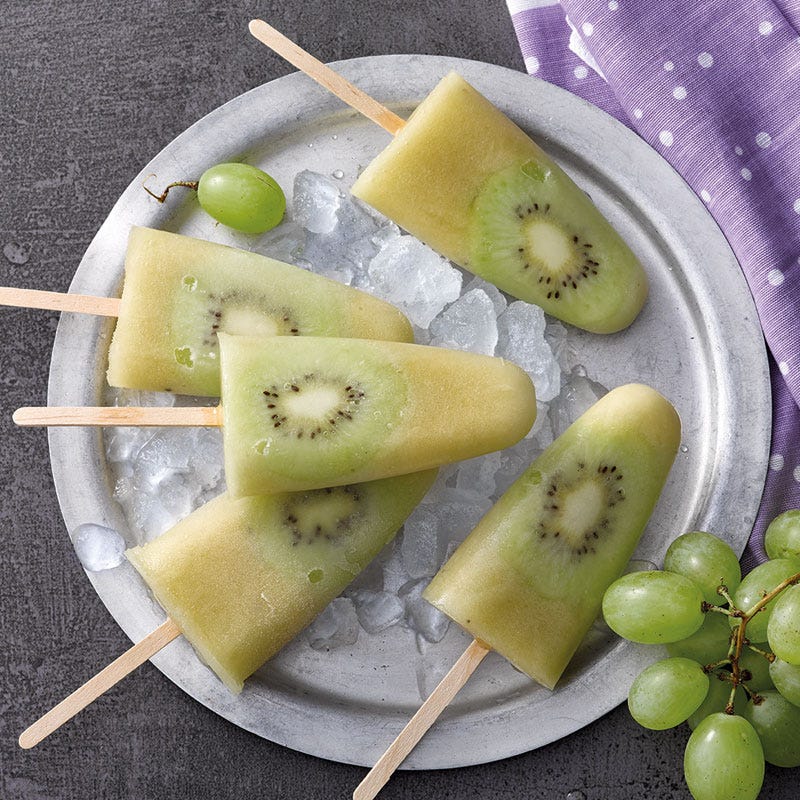 Trauben-Limetten-Eis am Stiel