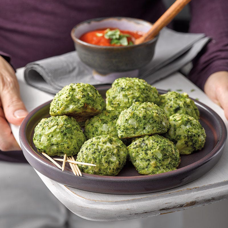 Broccoli-Käse-Bällchen mit Tomatendip