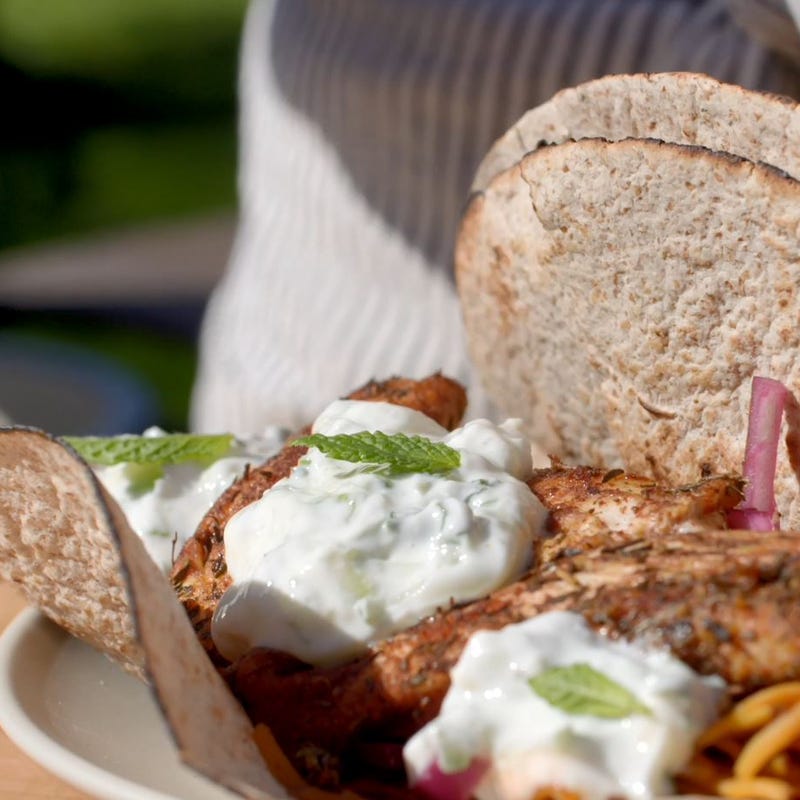 Foto van Miljuschka's kipgyros met zoete aardappel, tzatziki en ingemaakte (pickled) kool door WW