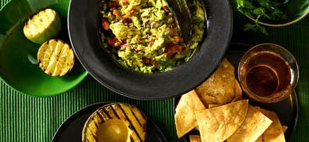 Guacamole grillé avec piments poblanos et lime