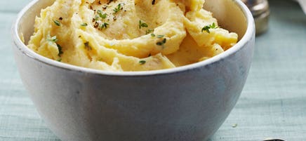Purée de pommes de terre cuites à l'autocuiseur avec fines herbes et crème