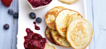 Banaanpannenkoekjes met rodevruchtensaus
