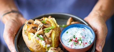 Gepofte aardappel met gebakken champignons