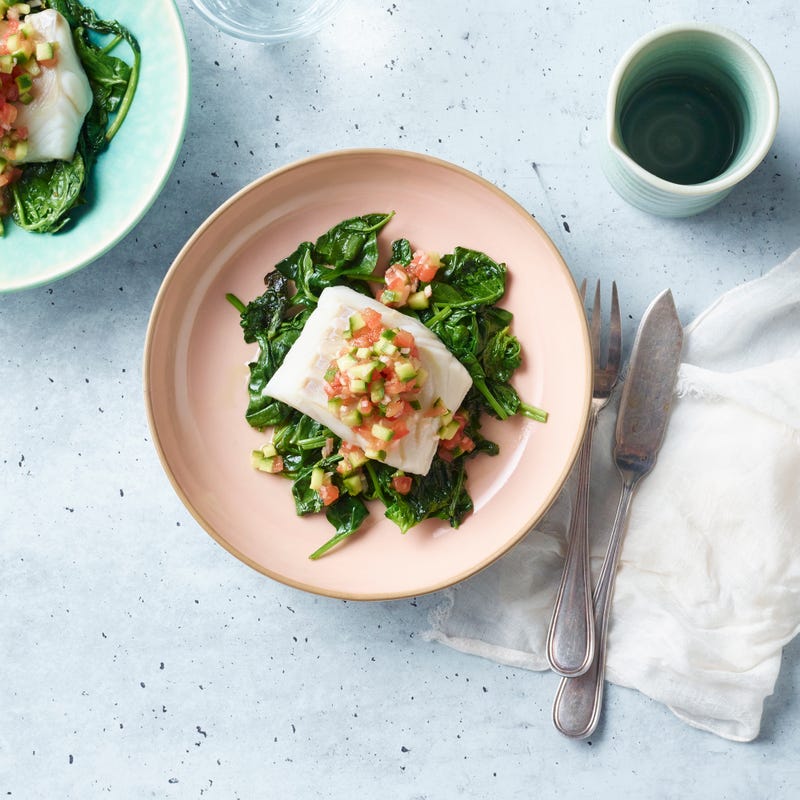 Foto van Kabeljauw met een vinaigrette van sjalot, tomaat en komkommer, op een bedje van gesmolten spinazie door WW