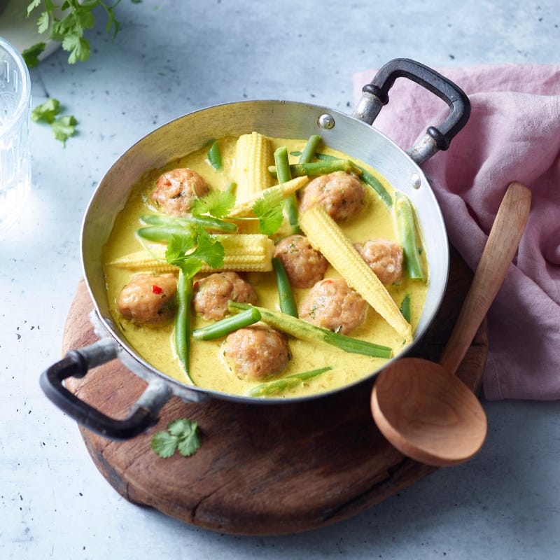 Foto van Pikante kippenballetjes met maïs en boontjes in een lichte kokoscurry door WW