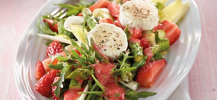 Aspergesalade met aardbei en gebakken geitenkaas