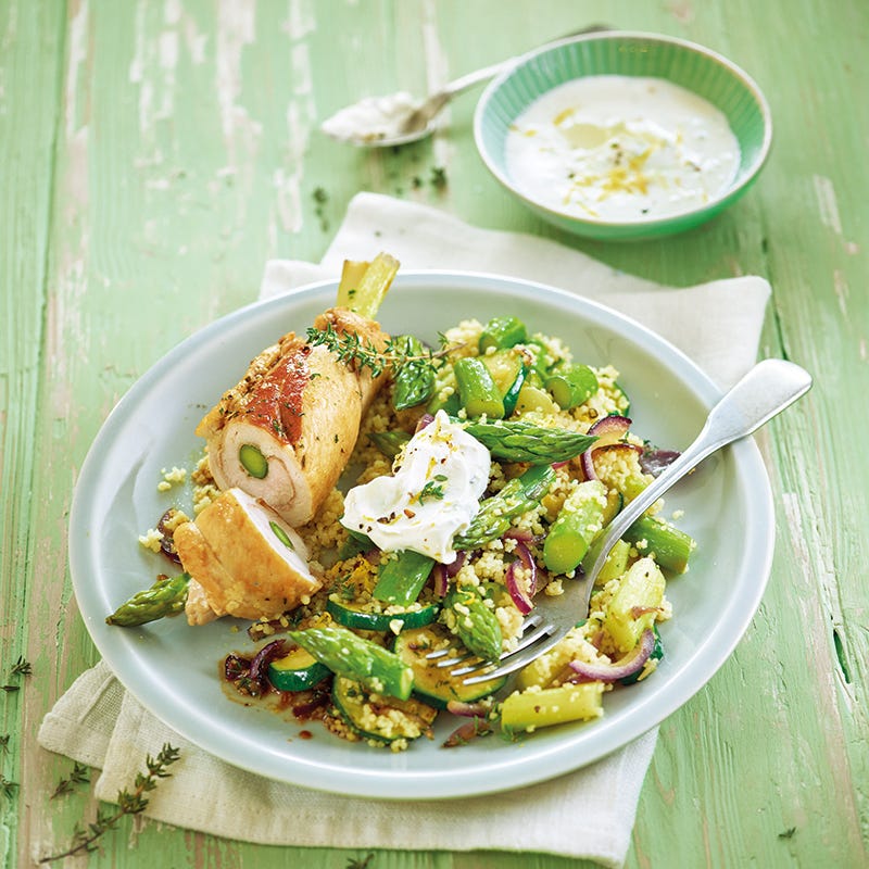 Foto van Kip-aspergerolletjes op groentecouscous door WW