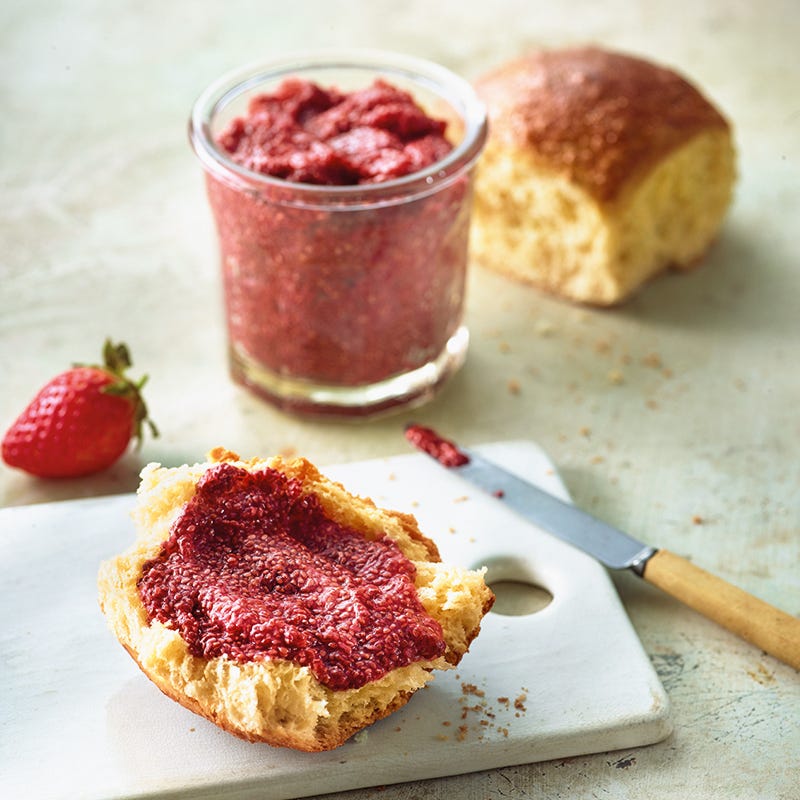 Foto van Aardbeienjam met chiazaad op brioche door WW
