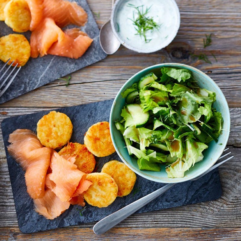 Rösti mit Lachs und grünem Salat
