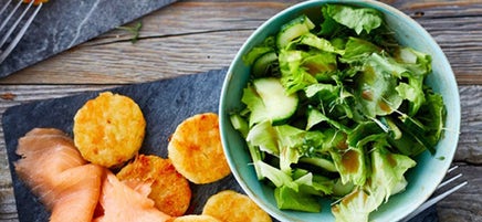 Rösti mit Lachs und grünem Salat