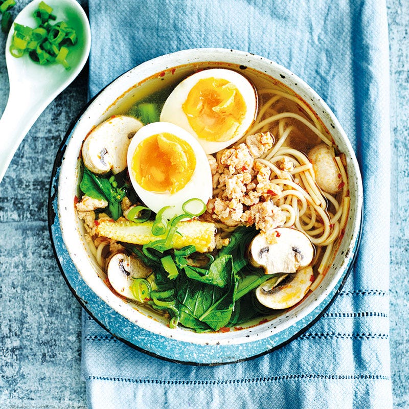 Ramen-Nudelsuppe mit Geflügelhack