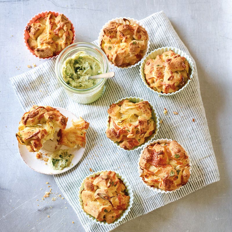 Pull-apart Käsemuffins mit Pesto-Dip