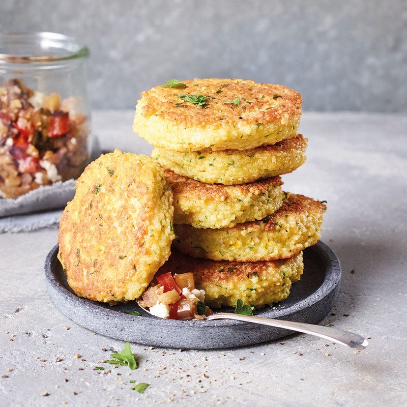 Couscous-Taler mit Auberginensalsa