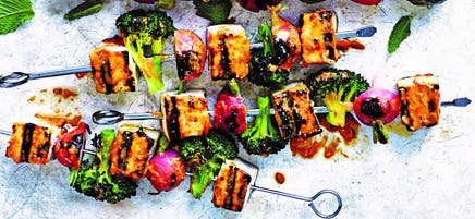 Tofu veggie kebabs with peanut-sriracha sauce