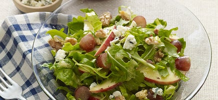 Salade de pommes, de raisins et de noix de Grenoble au fromage bleu