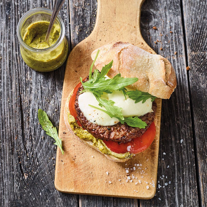 Tomate-Mozzarella-Burger mit Pesto