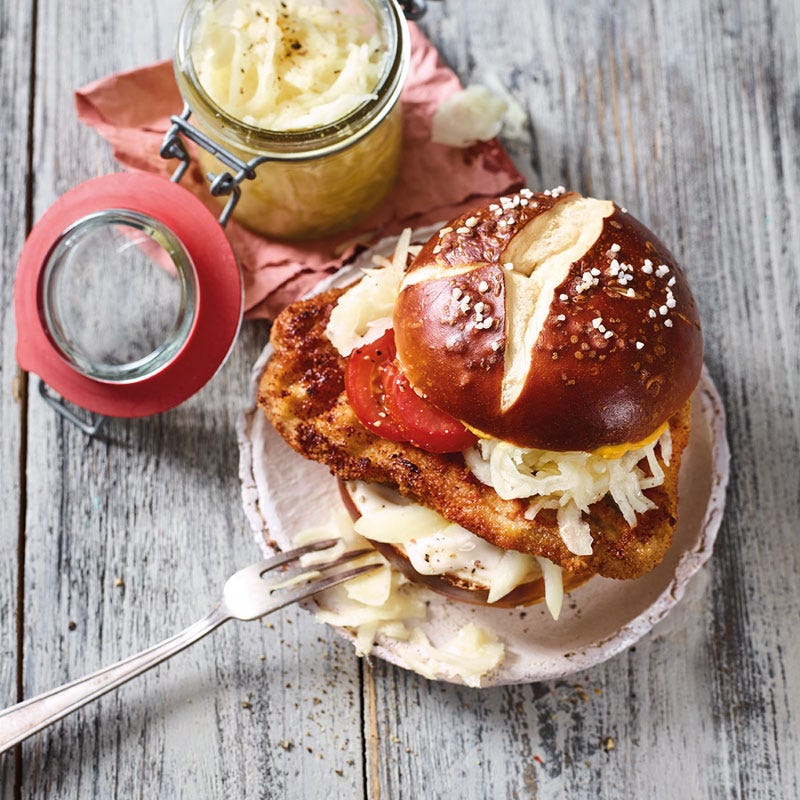 Schnitzelburger im Laugenbrötchen