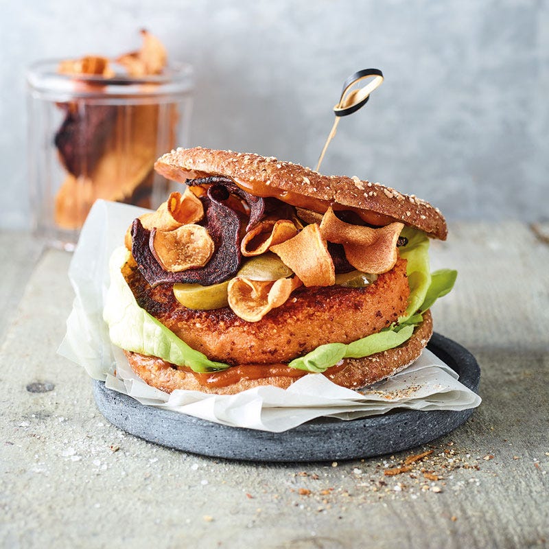 Veganer Burger mit Gemüsechips