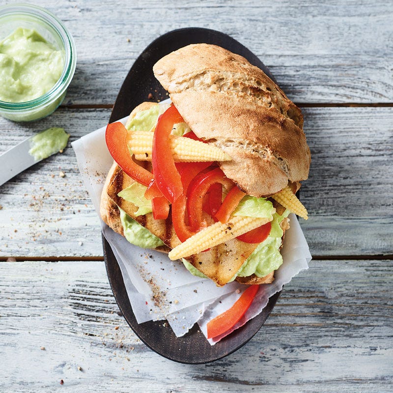 Scharfer Tofuburger mit Guacamole