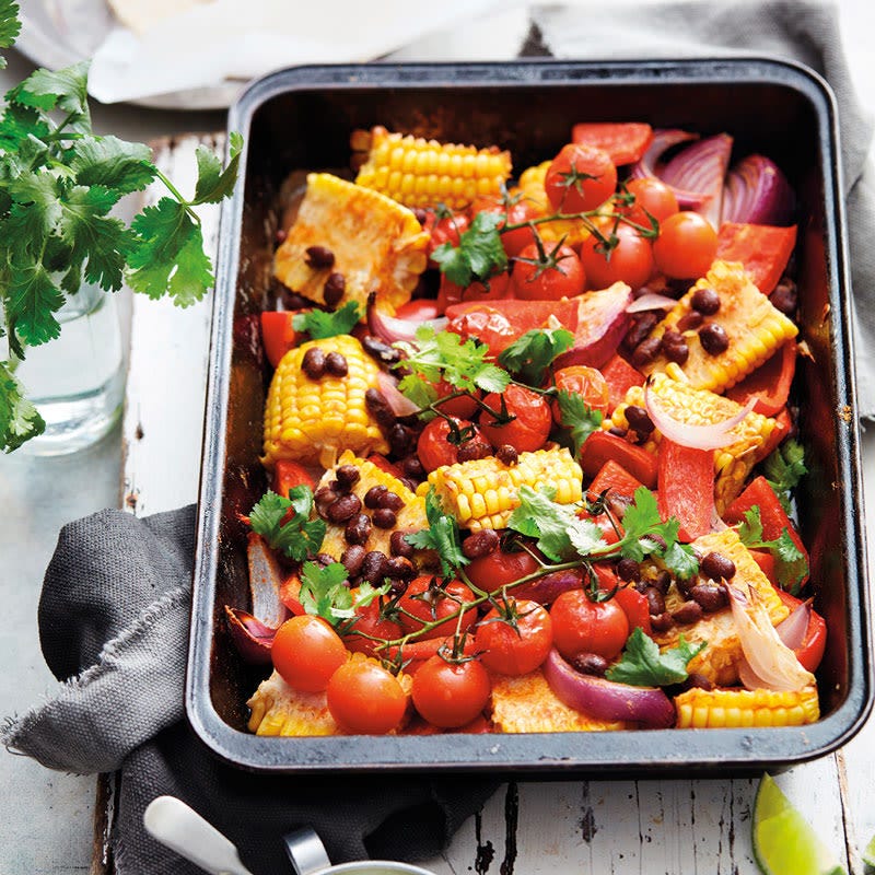 Mexikanisches Gemüseblech mit Bohnen und Mais
