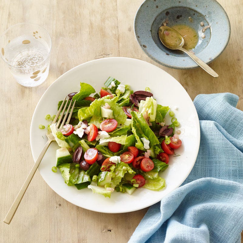 Photo de Salade grecque avec féta, olives Kalamata et vinaigrette au vin rouge par WW