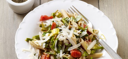 Penne aux tomates rôties, aux asperges et aux poireaux