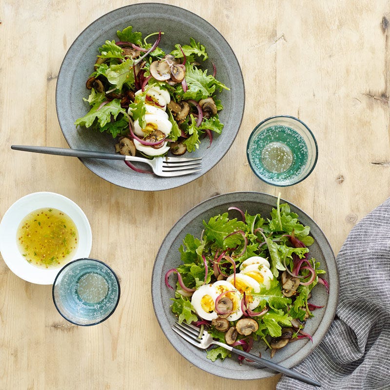 Photo de Salade tiède au chou frisé avec oignons, champignons et œufs par WW