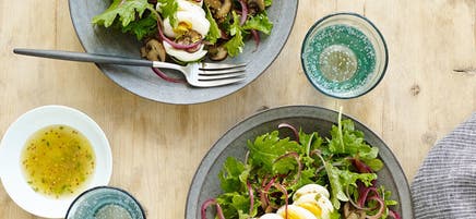 Salade tiède au chou frisé avec oignons, champignons et œufs