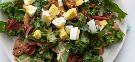 Salade de chou frisé à la vinaigrette chaude au bacon