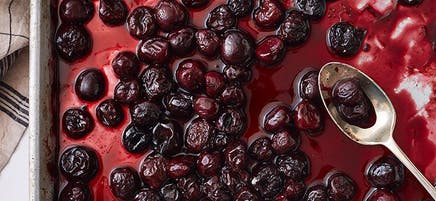 Yogourt grec avec sauce aux cerises rôties et à la vanille