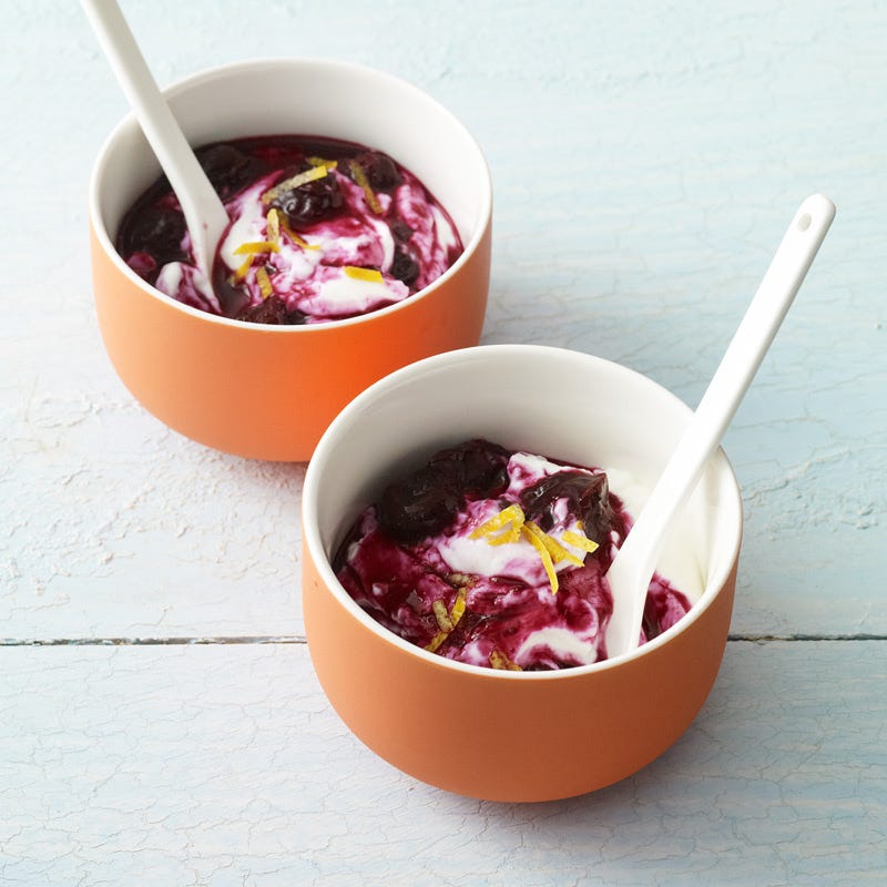 Photo de Yogourt grec avec sauce chaude aux bleuets par WW