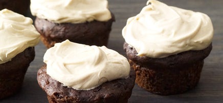 Mini gâteaux au chocolat et banane avec glaçage au beurre d'arachides