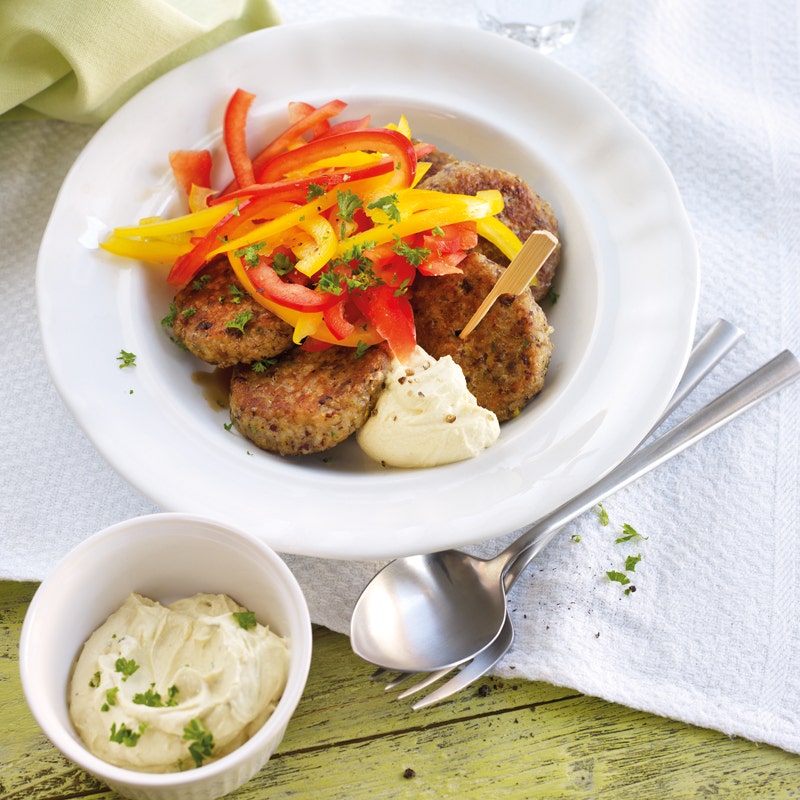Bohnentaler mit Paprikasalat und Frischkäsedip
